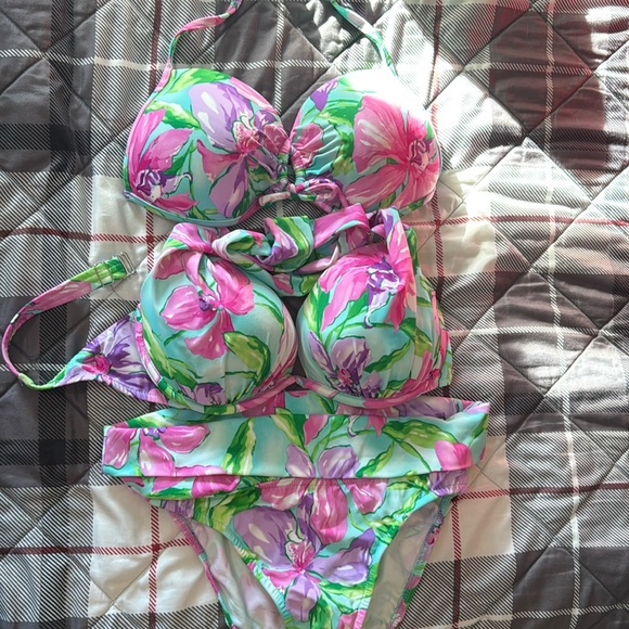 Venus swim set size 6 comes with both tops - Picture 1 of 5